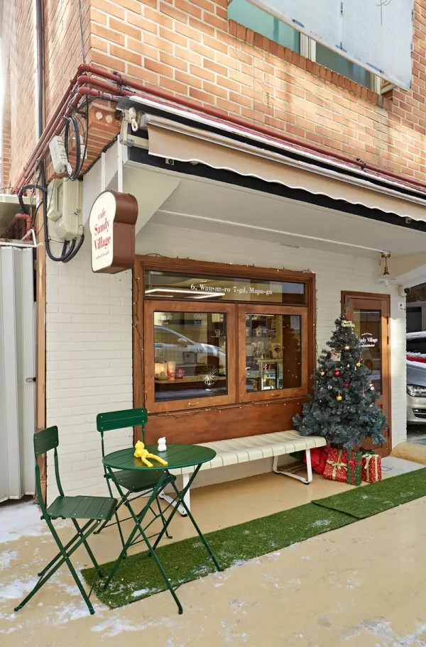 카페 외관 전경과 설치된 감성 간판