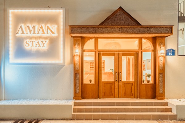 완성된 간판과 건물 외관